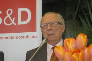 Jacques Delors montre du doigt ceux qui veulent « tuer » l'Europe